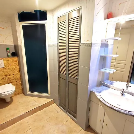 La Maison De Tari לינה וארוחת בוקר ויטראק